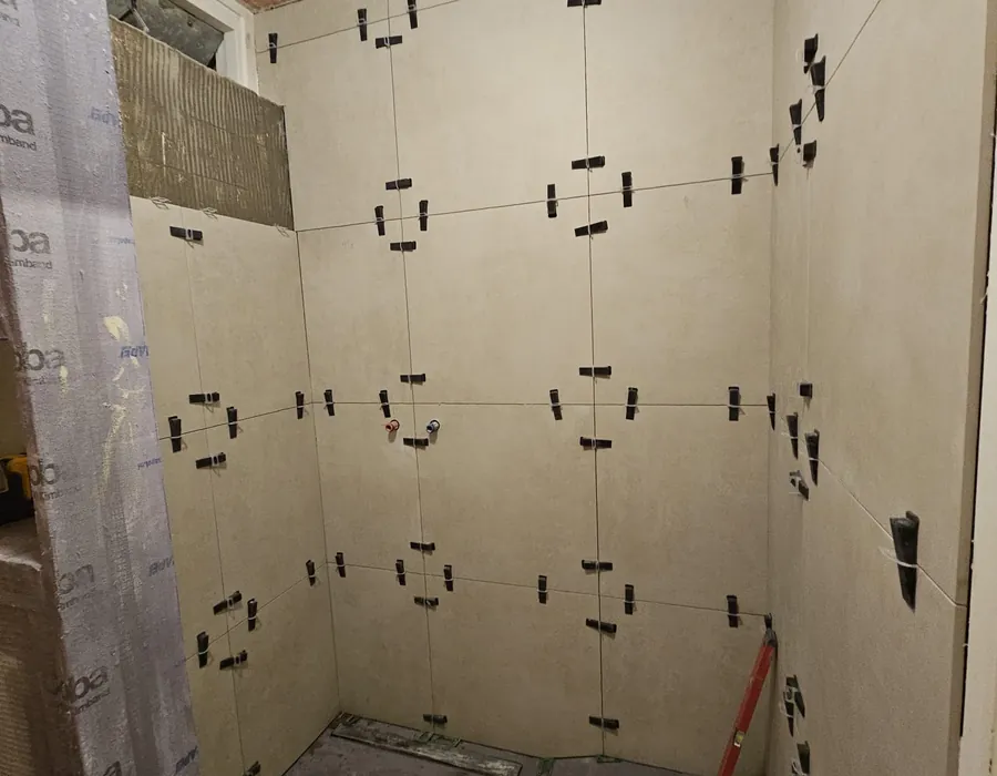 Badkamer van YOR Construction tijdens het tegelwerk