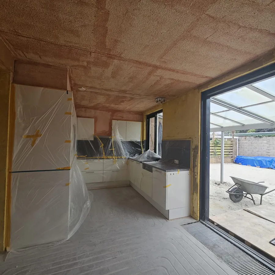 Aanbouw met nieuwe keuken in afbouw