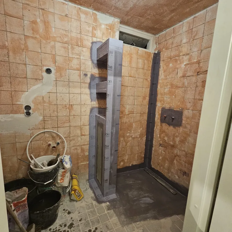 Badkamer gestript voor de renovatie