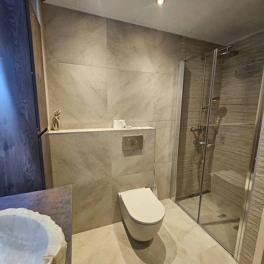 Vernieuwde badkamer met douchecabine