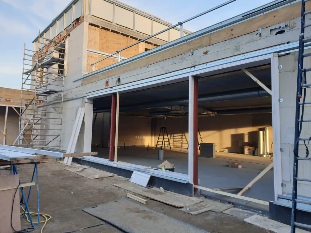 Aanbouw van YOR Construction in uitvoering met steiger